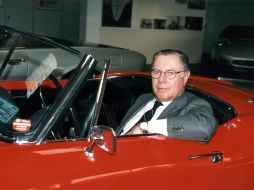 Sergio Pininfarina posando en un Alfa Romeo Giulietta en 1956. EFE  /