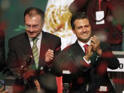 Luis Videgaray (i) con Enrique Peña Nieto en el festejo priista tras la elecciones. REUTERS  /