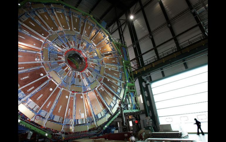 Un anillo de megnetos nos da la idea de su tamaño, al compararlo con la mujer que pasa en la cercanía. AFP  /