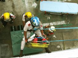 Para ponerlos en la ambulancia fue necesario habilitar un sistema de cuerdas de rescate para descenderlos en camilla adecuadamente.  /