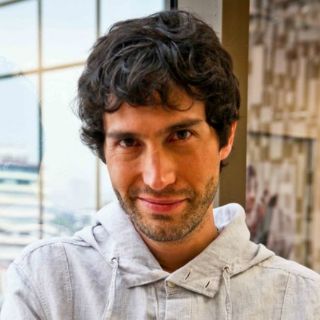 Invita Julissa a Benny a producir 'Vaselina'