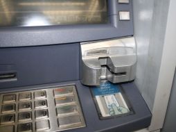 Únicamente el 14% de la población ahorra en mecanismos formales, como los bancos, y 19% usa tarjetas de crédito. ARCHIVO  /