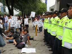 Integrantes de #YoSoy132 se manifiestan en las instalaciones del IIFE, en protesta por los comicios electorales pasados. NTX  /