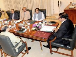 El primer ministro de Pakistán conversando con los miembros del Comité de Defensa sobre las rutas de la OTAN. EFE  /