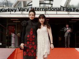 Cecilia Suárez y Lucía Carrera  posan ante los fotógrafos después de la proyección de la película ''Nos vemos, Papá''. EFE  /