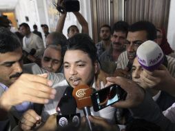 Uno de los activistas opositores rodeado de periodistas tras salir de la reunión de la oposición siria. EFE  /