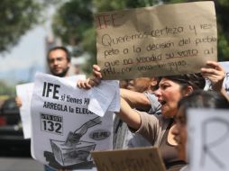 Manifestantes frente a las instalaciones del IFE en Ciudad de México. AP  /