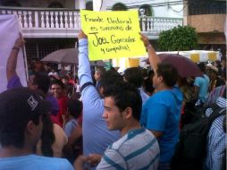 Las denuncias que expresaron los manifestantes es la compra de votos y cierre de negocios como represalia por no apoyar al PRI.  /