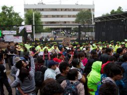 Integrantes del movimiento #YoSoy132 continúan en manifestación en las inmediaciones del Instituto Federal Electoral. NTX  /
