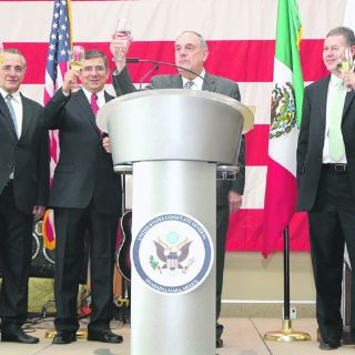 Celebran el aniversario 236 de la Independencia de EU