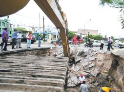 Personal del SIAPA, apoyado con maquinaria pesada, realiza trabajos para reparar el socavón en la Glorieta del Cartero.  /
