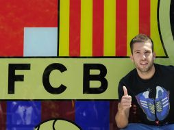 Jordi Alba posa para los fotógrafos luego de ser presentado como nuevo refuerzo del Barça. AP  /