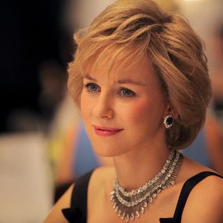 Naomi Watts, sonriente y enjoyada en su primera foto como Diana