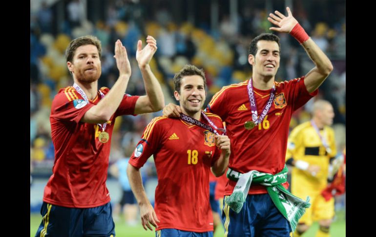 Los jugadores de España, (de izq a der) Xabi Alonso, Jordi Alba y Sergio Busquets, celebran tras ganar la Euro. ARCHIVO  /
