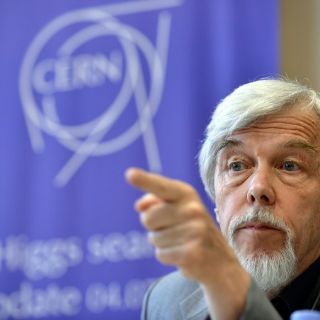 ''Colosal'' el descubrimiento de la nueva partícula en CERN: Peter Higgs