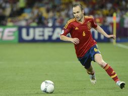 Andrés Iniesta señala que Messi se llevará el 'Balón de Oro' 2012. AFP  /