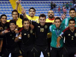 El equipo dirigido por Ramón Raya celebra su pasaporte al Mundial de Futsal. MEXSPORT  /