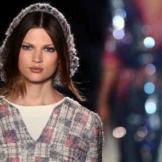 Chanel viste de grises, plateados y rosas pastel