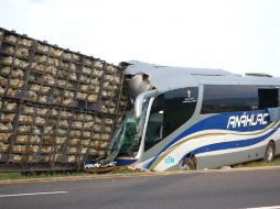 Un camión de pasajeros y un tráiler cargado con pollos se impactaron.  /