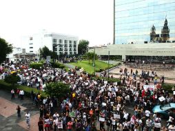 Cientos de jóvenes se manifiestan ante lo que califican la imposición electoral''. Hicieron un alto en el edifico de la UdeG.  /