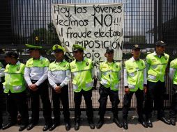 Elementos de la Policía de Tránsito custodian las instalaciones del IFE durante las protestas de hoy. REUTERS  /