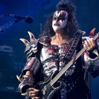 Invita Gene Simmons a empresarios mexicanos a hacer negocios