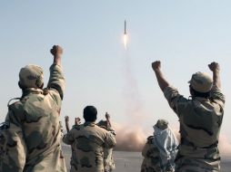 La amenaza se produjo durante un ejercicio militar que incluyó el lanzamiento de misiles balísticos. AP  /