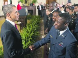 Barack Obama saluda a miembros naturalizados del Servicio Militar, en la Casa Blanca. EFE  /