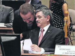 Larga jornada. El consejero presidente Leonardo Valdés dialoga con Marco Antonio Baños. EL UNIVERSAL  /