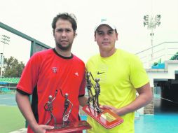 Los monarcas. Alfonso Pérez (izq.) y Bruno Berruti posan con sus trofeos.  /
