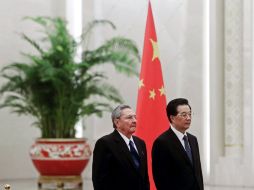 El presidente de Cuba, Raul Castro (i) y su homólogo chino, Hu Jintao. EFE  /