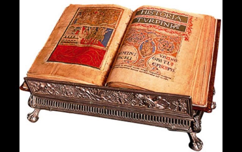 El Códice ya estuvo ayer en la Catedral, donde fue autentificado por el deán. ESPECIAL  /