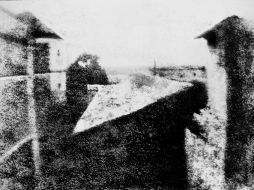La primera fotografía tomada en la historia, desde la ventana de Nicéphore Niepce, quien murió el 5 de julio de 1833. ESPECIAL  /