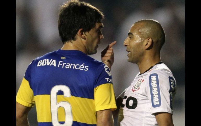 Marcio Emerson (der.) tuvo constantes enfrentamientos verbales con Matías Caruzzo (izq). REUTERS  /