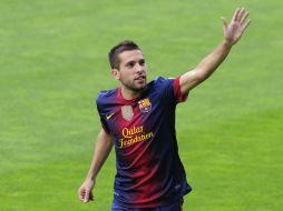 Alba regaló balones a las gradas y saludo sonriente a los seguidores azulgranas. AP  /