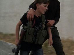 Un niño sirio con un Kalashnikov en las manos. AFP  /