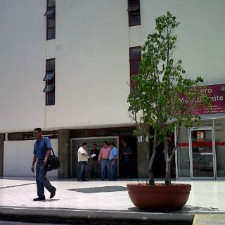 Desalojan edificio del Registro Civil 1