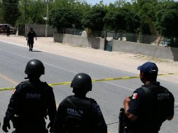 Policías vigilan tras un tiroteo cerca de un kínder. Casi 11 millones de alumnos van a escuelas bajo un esquema de seguridad. ARCHIVO  /