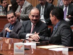 Javier Guerrero (i), Sebastián Lerdo de Tejada (c) y Camerino Márquez (d) durante la sesión extraordinaria del IFE. ARCHIVO  /