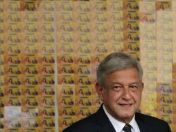 En conferencia de prensa, López Obrador presenta tarjetas que se habrían usado para comprar votos a favor de Peña Nieto. REUTERS  /