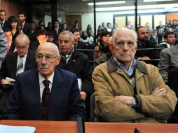 Los ex dictadores Jorge Rafael Videla (i) y Reynaldo Bignone (d) asisten al juicio en su contra. EFE  /