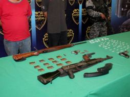 Se les detuvo en posesión de dos rifles de asalto, tres armas cortas y más de 50 dosis de droga. ESPECIAL  /