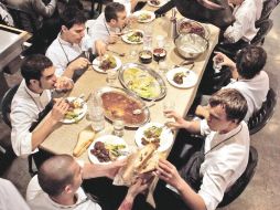 Tras bambalinas. Los chefs que crean los más sofisticados platillos disfrutan de otro tipo de comidas en la intimidad de sus cocinas.  /