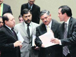 Leonardo Valdés, acompañado por el consejero Marco Antonio Baños (i) y el secretario del Instituto Político (d). EL UNIVERSAL  /