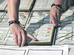 VOTO POR VOTO. Ayer tuvo lugar el recuento de boletas que ordenó el Instituto Federal Electoral (IFE). REUTERS  /