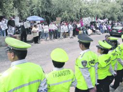 FRENTE A FRENTE. Personal de Tránsito resguarda el orden ante la protesta a las afueras del IFE. EL UNIVERSAL  /