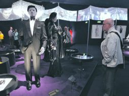 Londres celebra al personaje con una exposición que incluye vestuario, vehículos y artículos de las películas. AP  /
