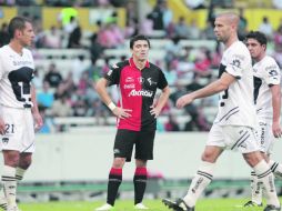 El delantero Héctor Mancilla, con el rostro serio, tras el descalabro del Atlas anoche en el Jalisco.  /
