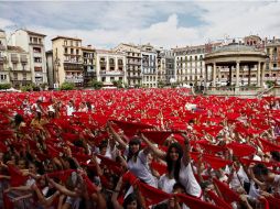 Miles de personas llenaron la plaza del consistorio vestidas de blanco, con sus pañuelos extendidos formando un manto rojo. EFE  /