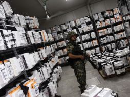 Un soladado vigila los paquetes electorales sellados. REUTERS  /